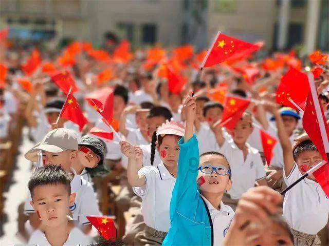 宋亚轩浅灰色西装超帅刷屏，还有哪些西装男孩让人移不开眼？游戏画面