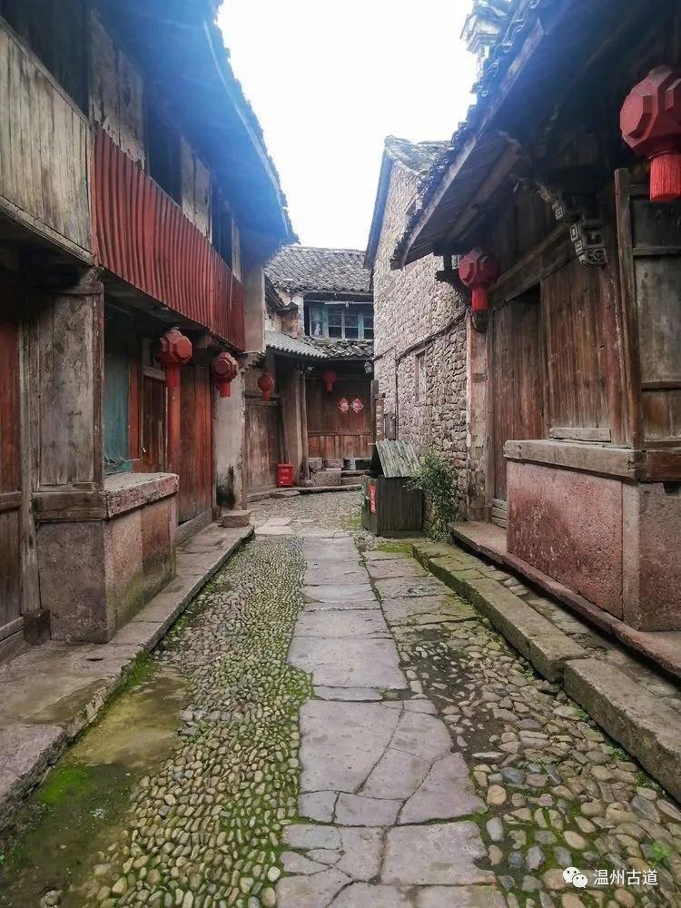 曾有人在古玩市场“捡漏”，买了一袋“破书”，2013年价值2990万